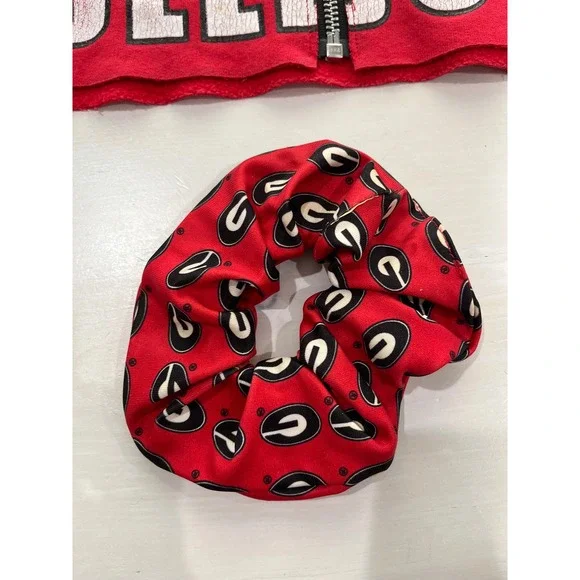 Hanes Georgia Bulldogs Cropped Sweatshirt with hair Scrunchie - Picture 2 of 7